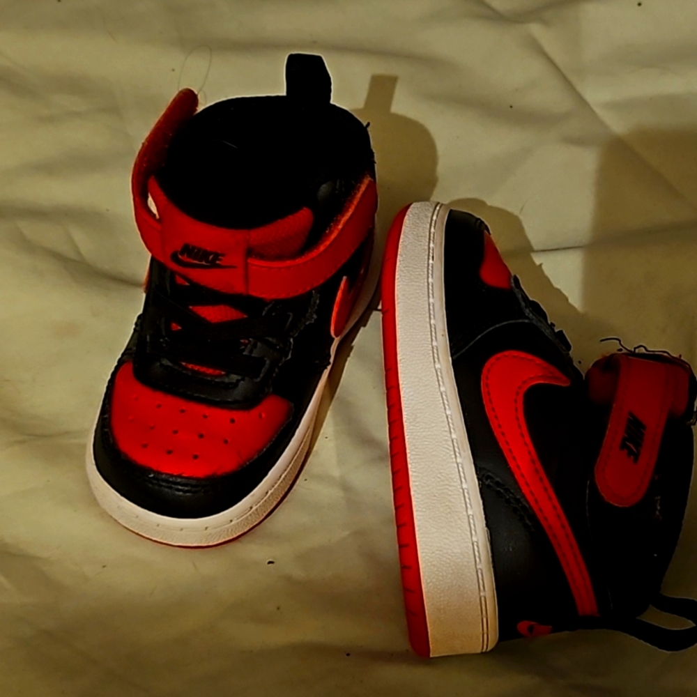 NIKE SZ 5 TODDLER RED/BLACK SNEAKERS